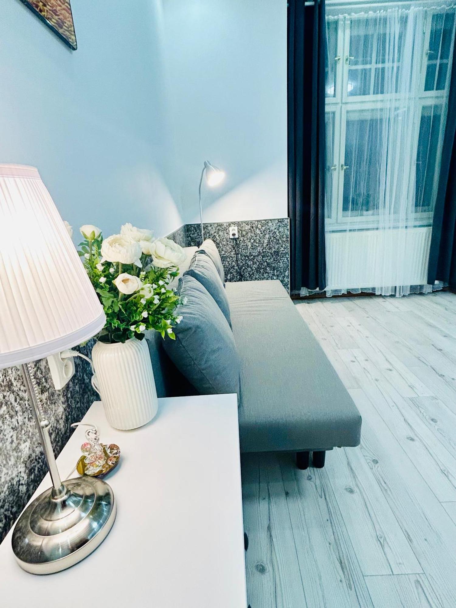 Modern Spacious Apartment In Center Прага Экстерьер фото
