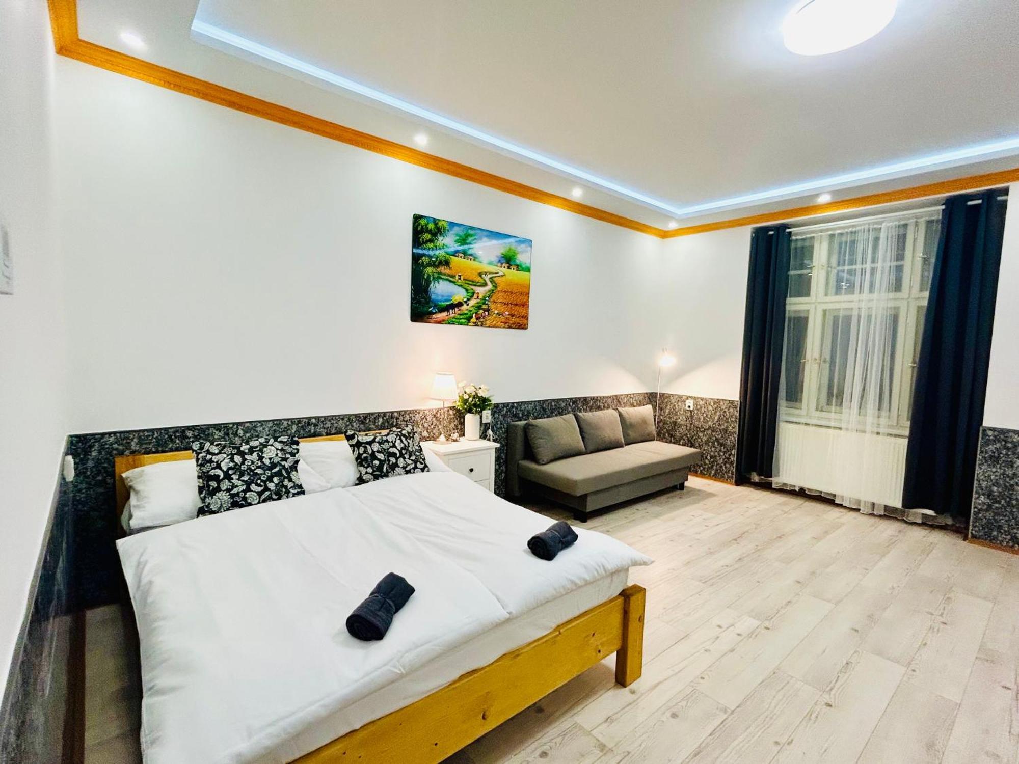 Modern Spacious Apartment In Center Прага Экстерьер фото