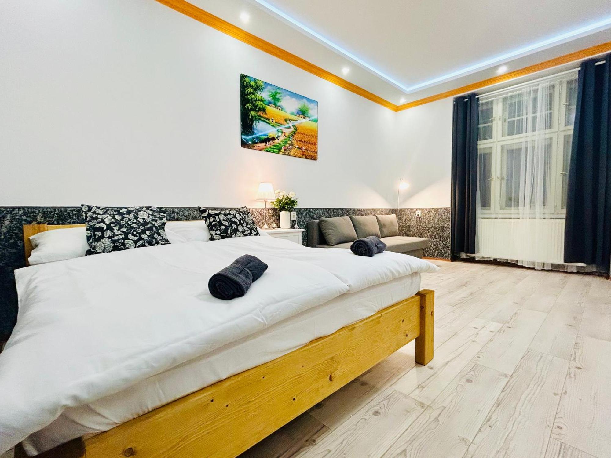 Modern Spacious Apartment In Center Прага Экстерьер фото