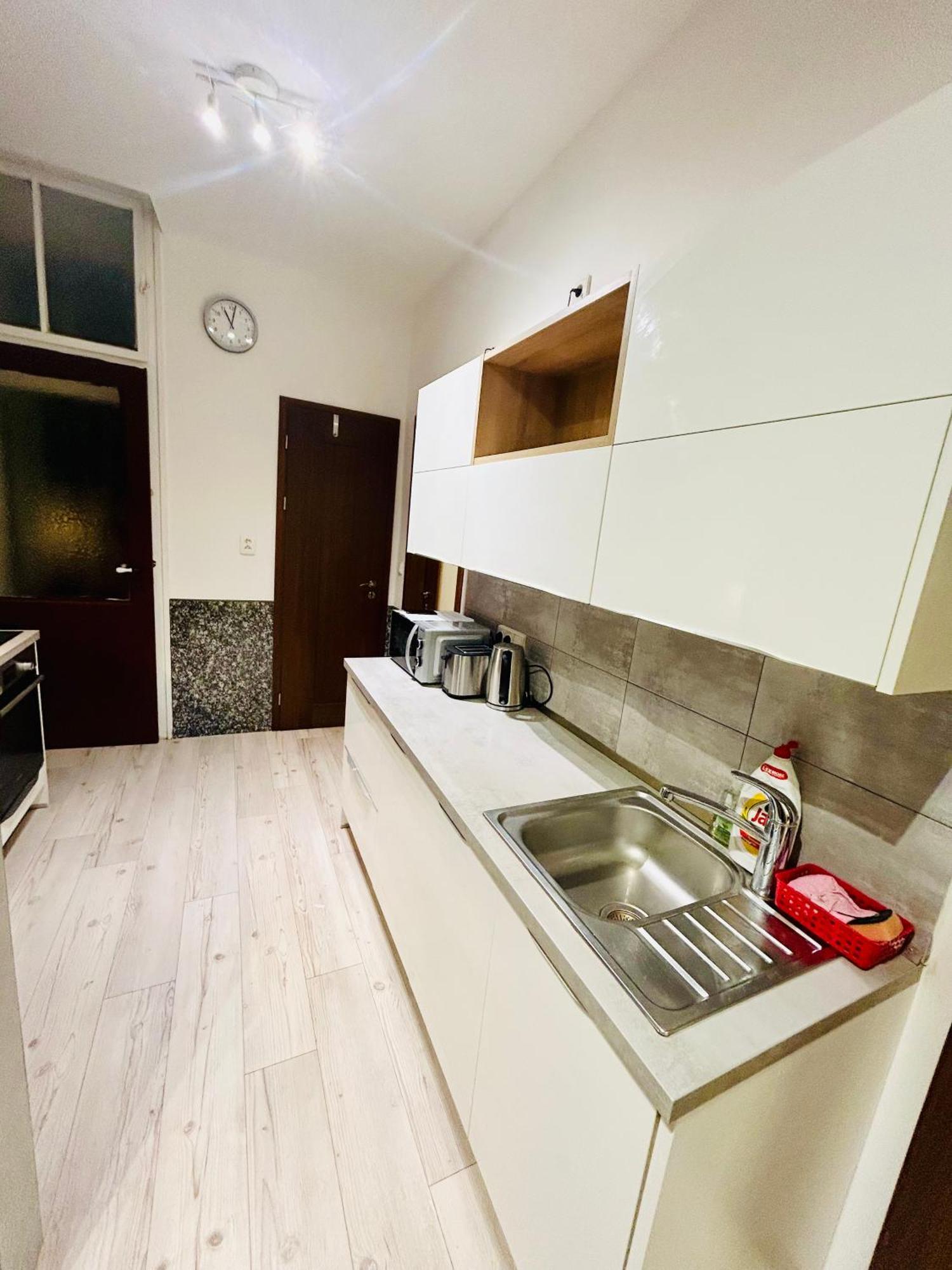 Modern Spacious Apartment In Center Прага Экстерьер фото