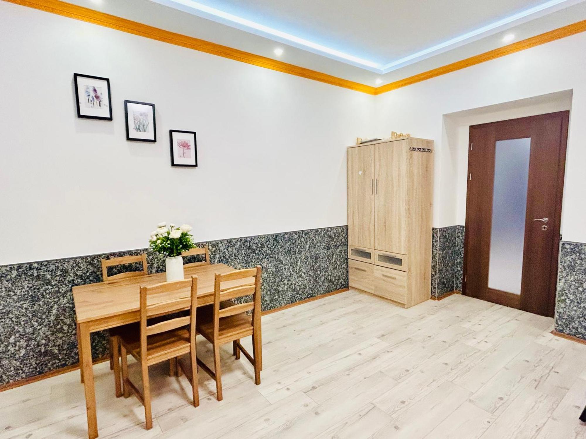 Modern Spacious Apartment In Center Прага Экстерьер фото
